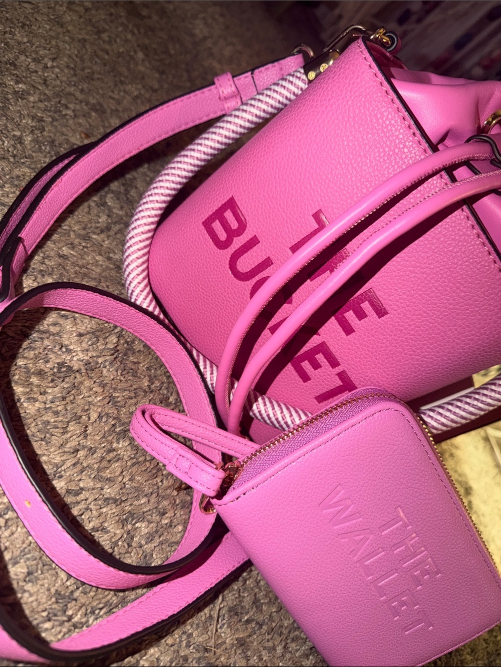 Pink 'The Bucket' medium Bucket Bag with “the wallet” and wristlet - Picture 12 of 12